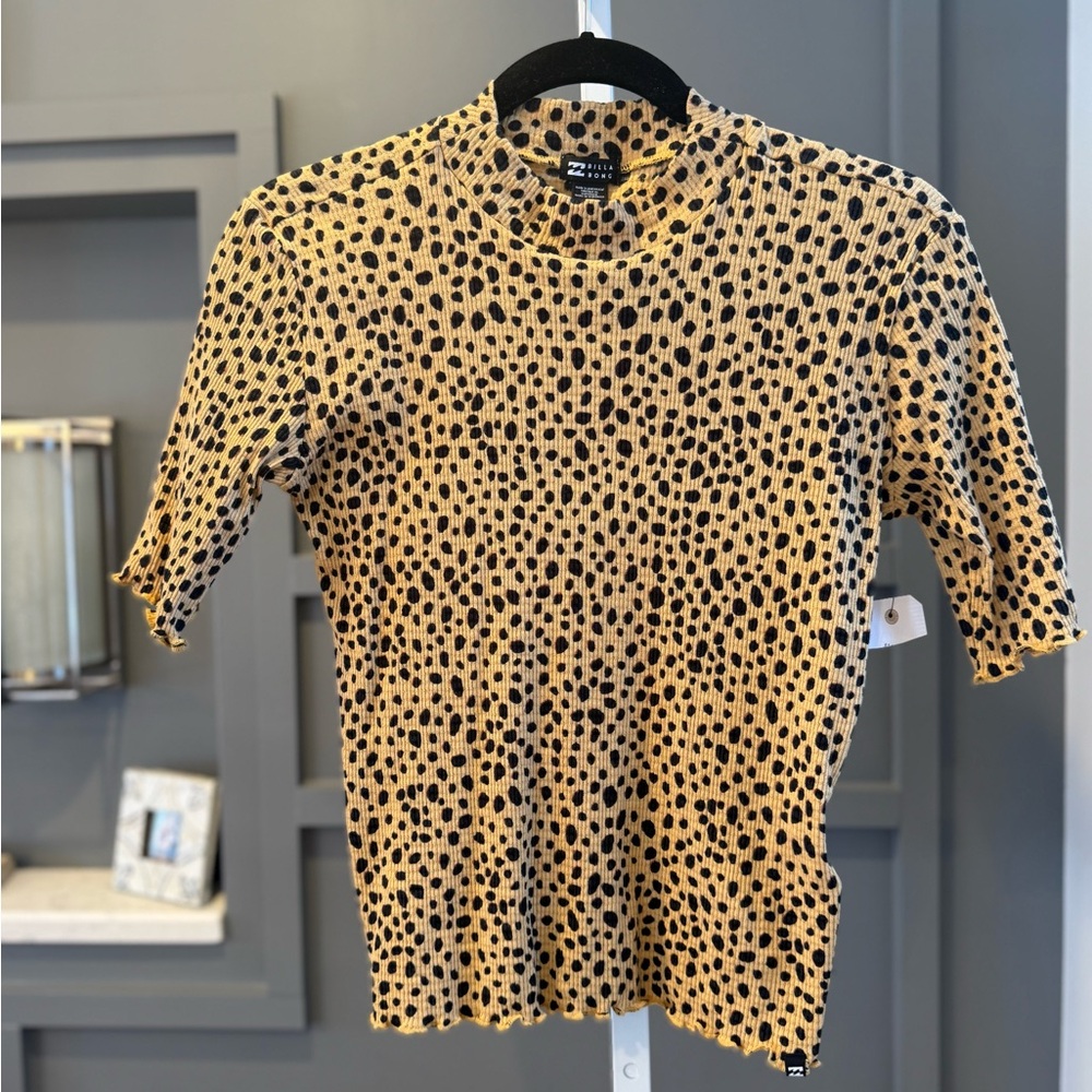 BILLABONG Women’s/Juniors Leopard Print Short Sleeve Mock Neck Small